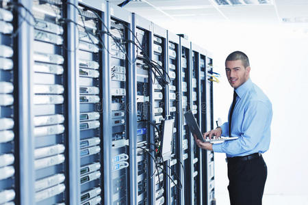 网络机房里，IT工程师的电话与网络交响曲